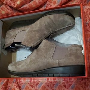New in box aerosoles landfall taupe suede size 8m